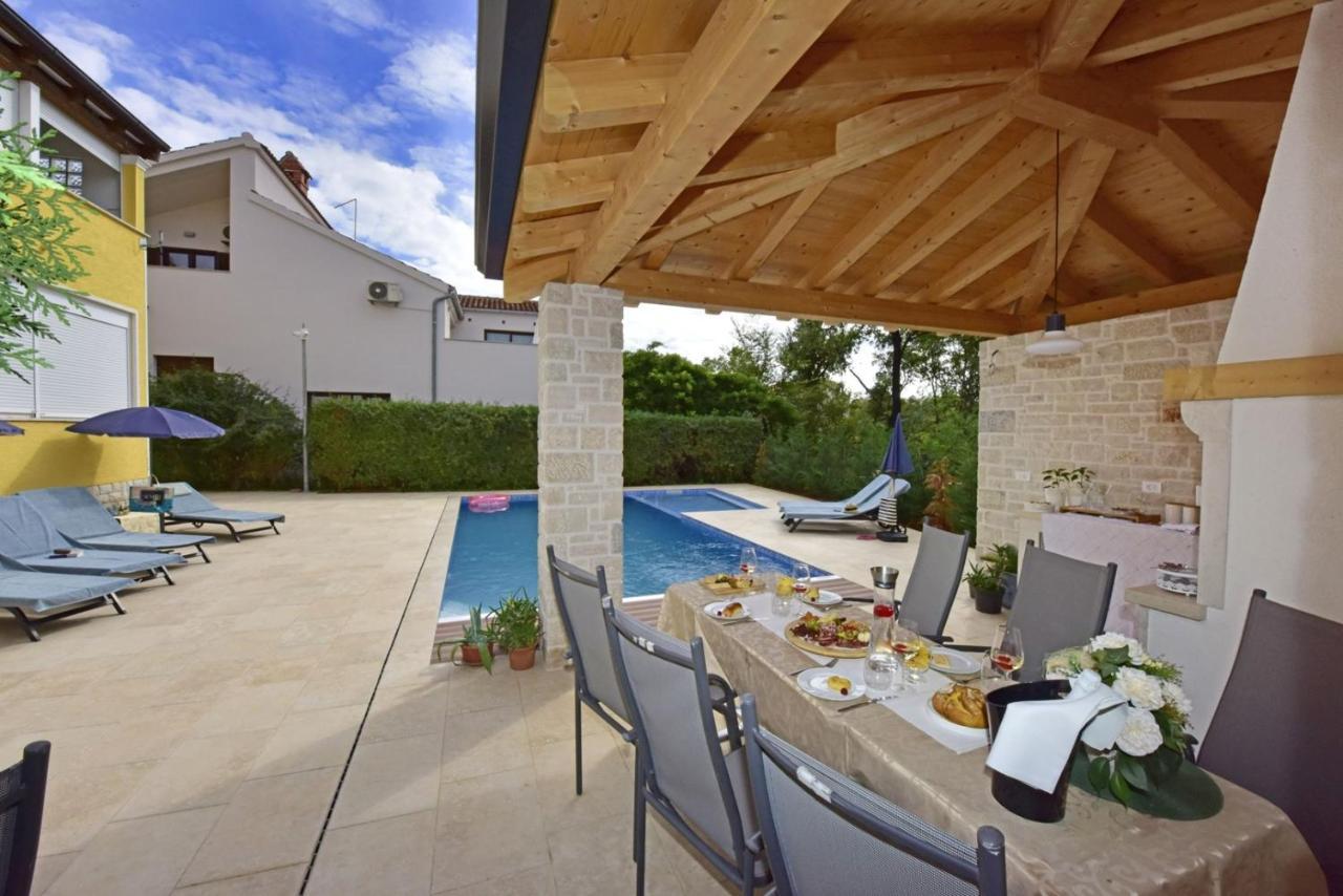 Apartments House Anna For Max 13 Persons In Porec, Pet Friendly Exterior photo