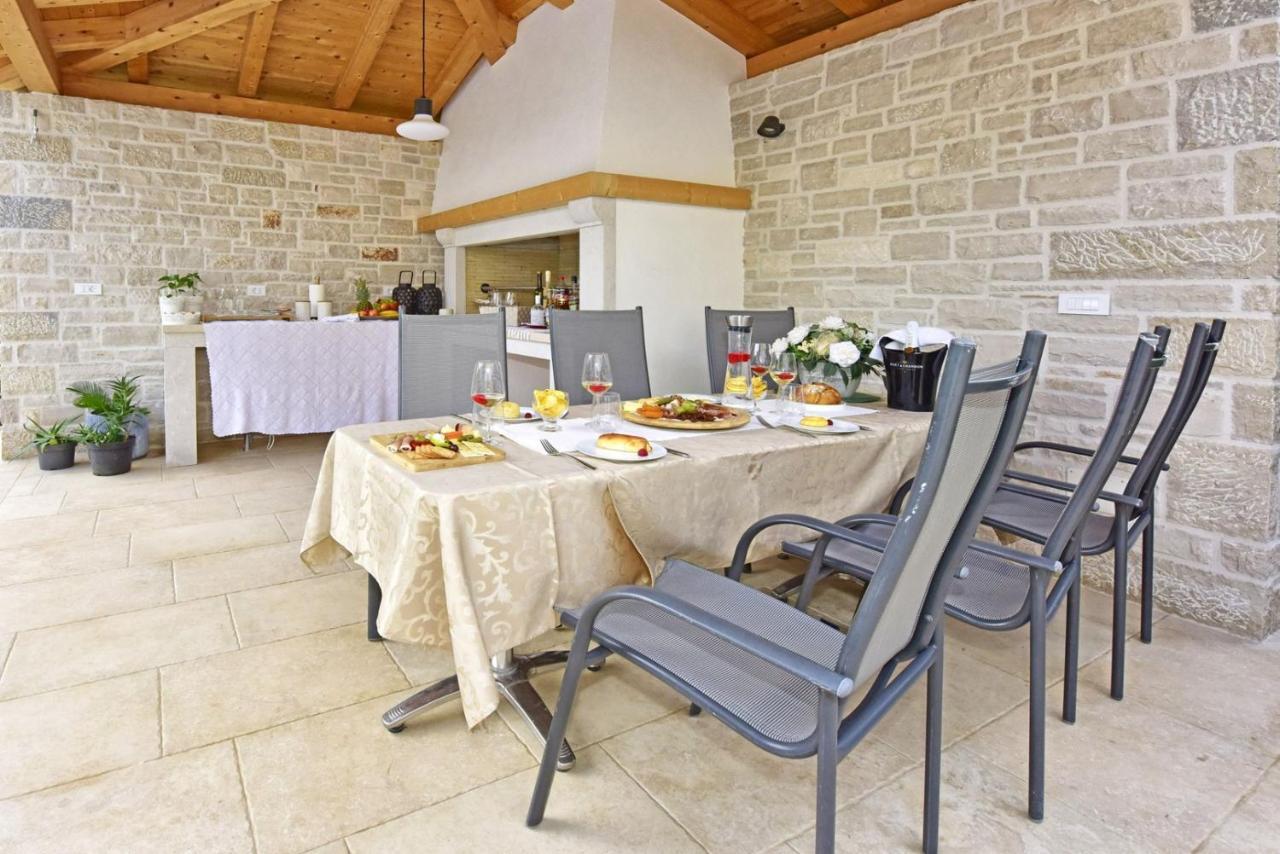 Apartments House Anna For Max 13 Persons In Porec, Pet Friendly Exterior photo