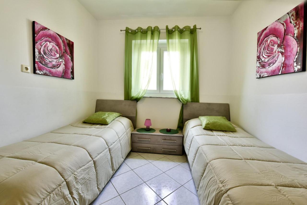 Apartments House Anna For Max 13 Persons In Porec, Pet Friendly Exterior photo
