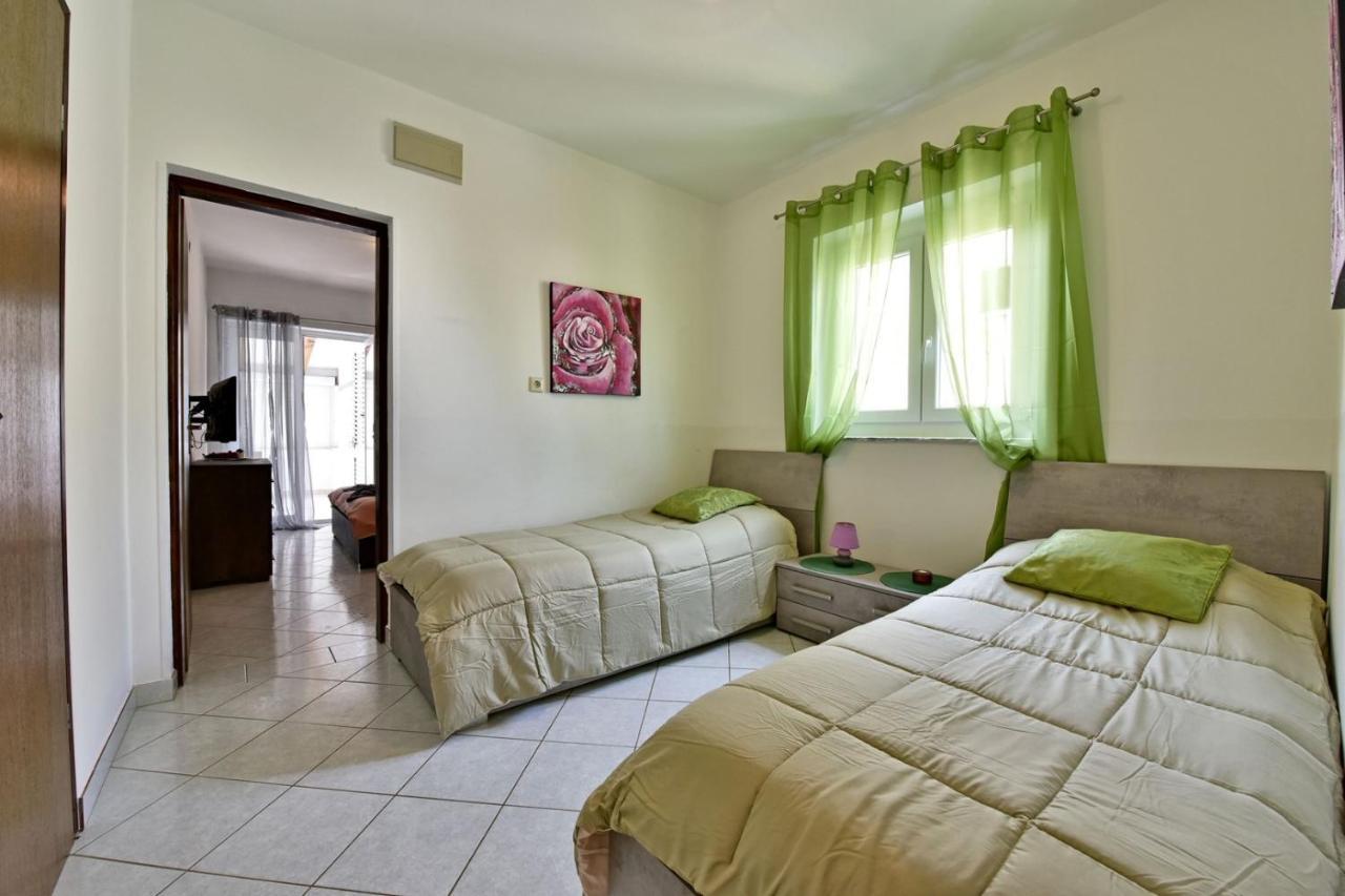 Apartments House Anna For Max 13 Persons In Porec, Pet Friendly Exterior photo