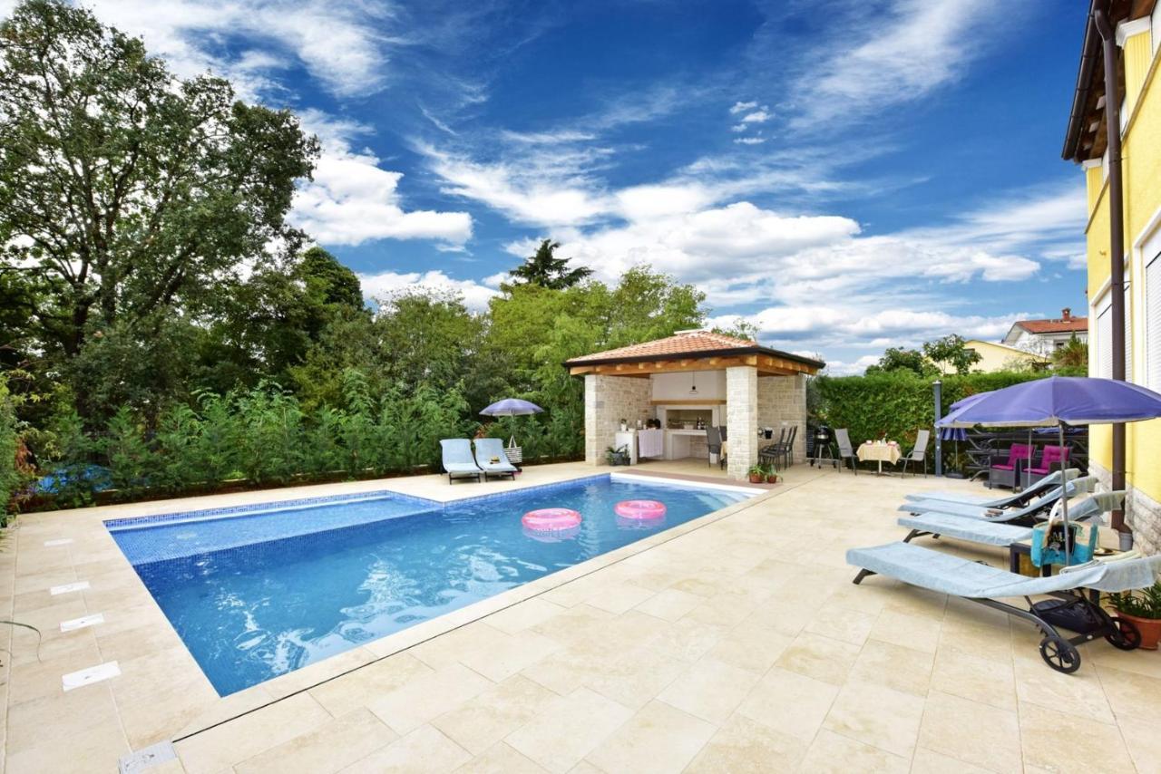 Apartments House Anna For Max 13 Persons In Porec, Pet Friendly Exterior photo