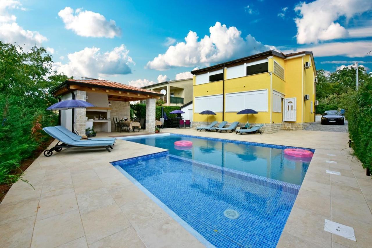 Apartments House Anna For Max 13 Persons In Porec, Pet Friendly Exterior photo