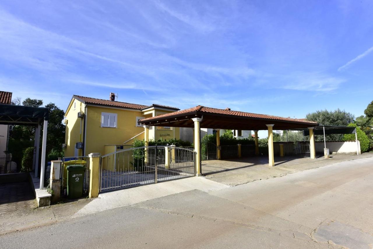 Apartments House Anna For Max 13 Persons In Porec, Pet Friendly Exterior photo