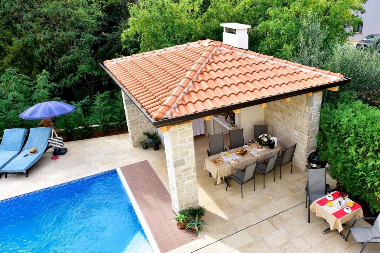Apartments House Anna For Max 13 Persons In Porec, Pet Friendly Exterior photo