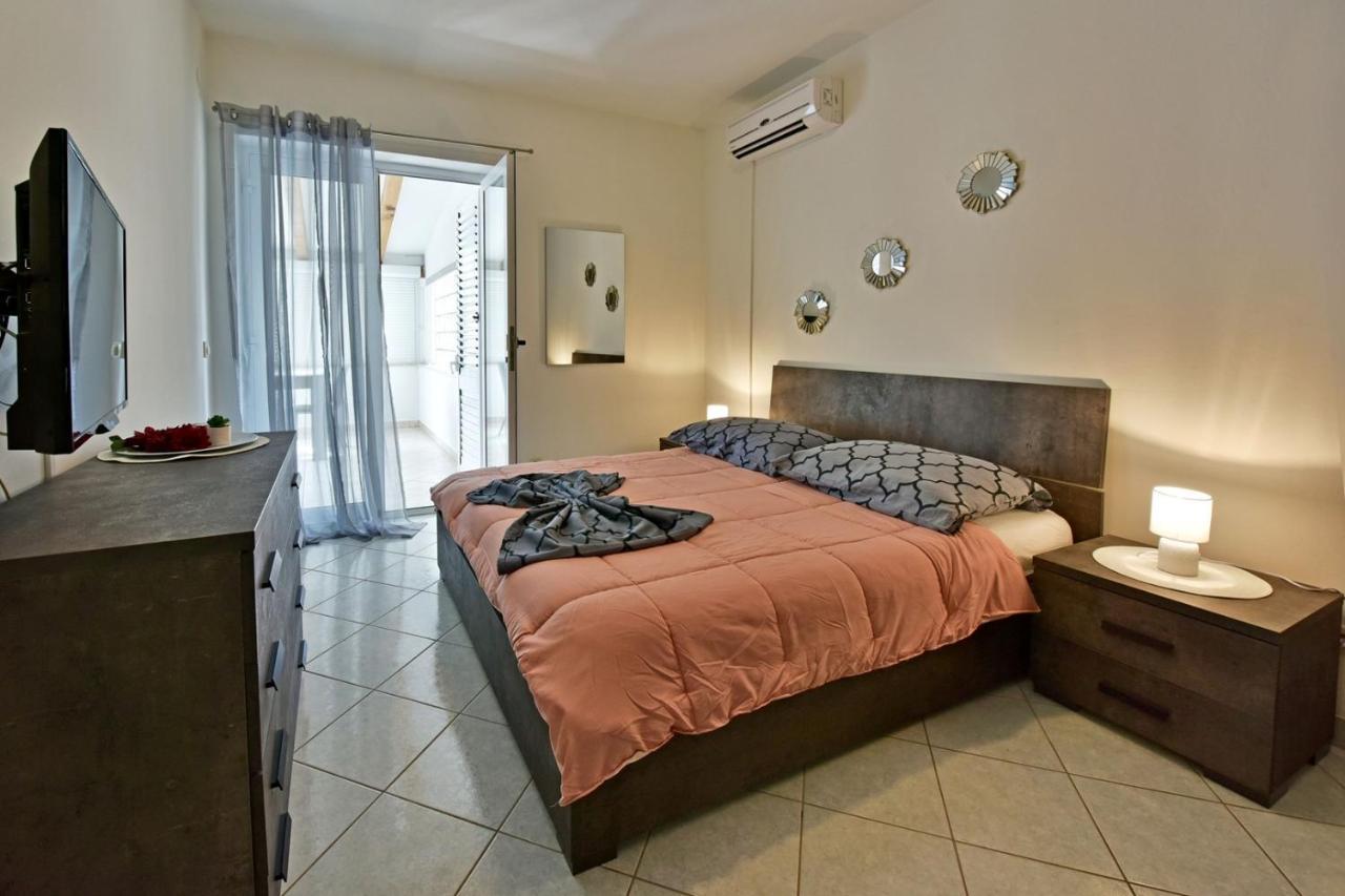 Apartments House Anna For Max 13 Persons In Porec, Pet Friendly Exterior photo