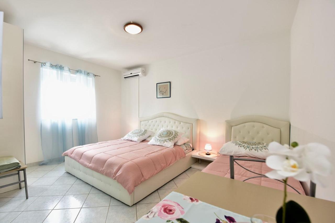 Apartments House Anna For Max 13 Persons In Porec, Pet Friendly Exterior photo
