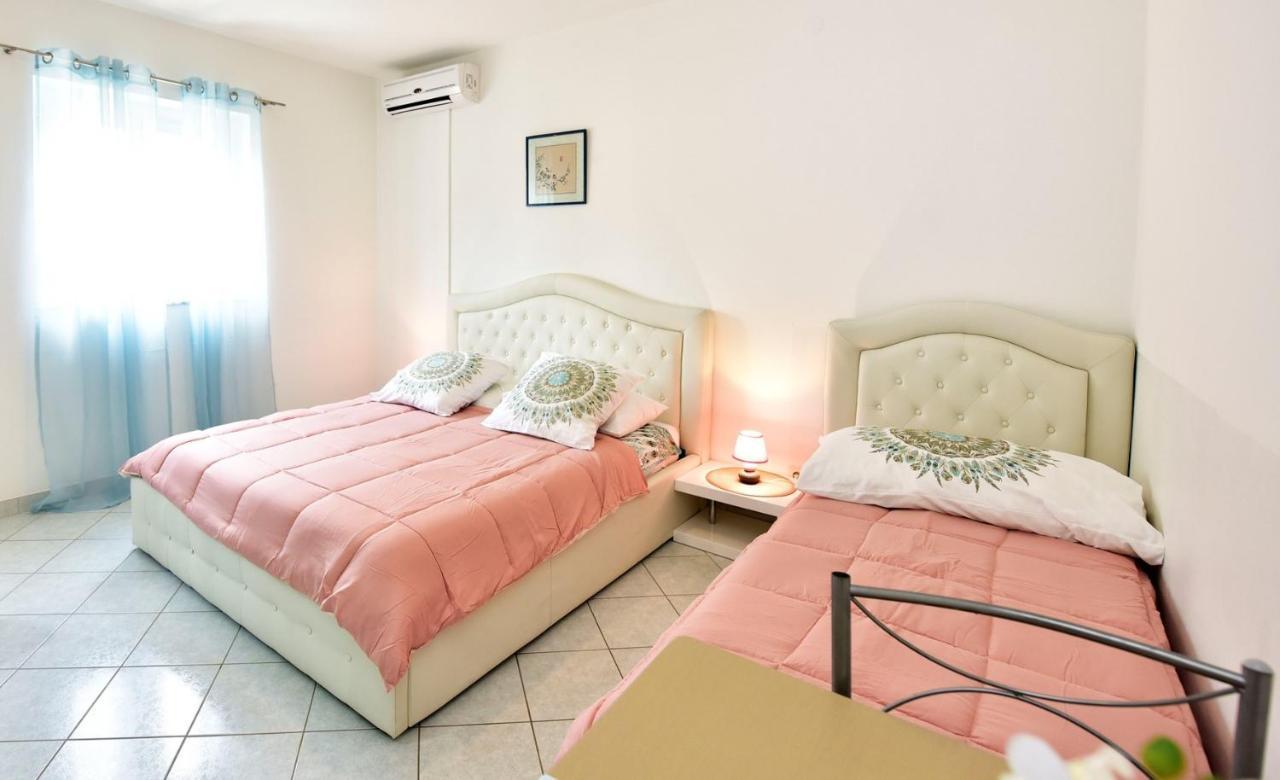 Apartments House Anna For Max 13 Persons In Porec, Pet Friendly Exterior photo