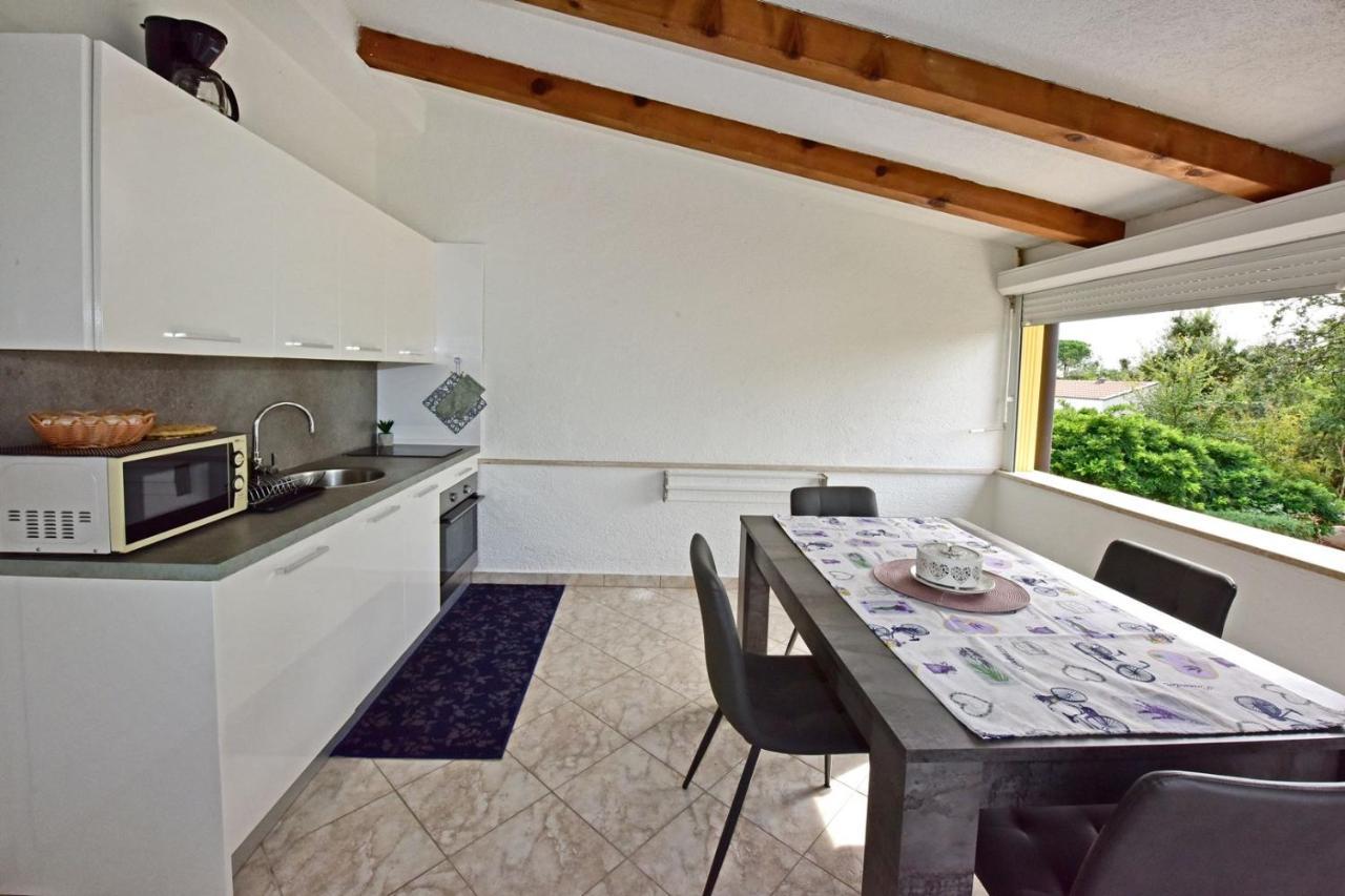 Apartments House Anna For Max 13 Persons In Porec, Pet Friendly Exterior photo