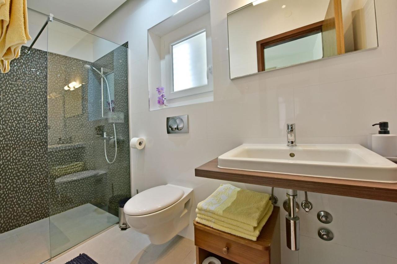 Apartments House Anna For Max 13 Persons In Porec, Pet Friendly Exterior photo