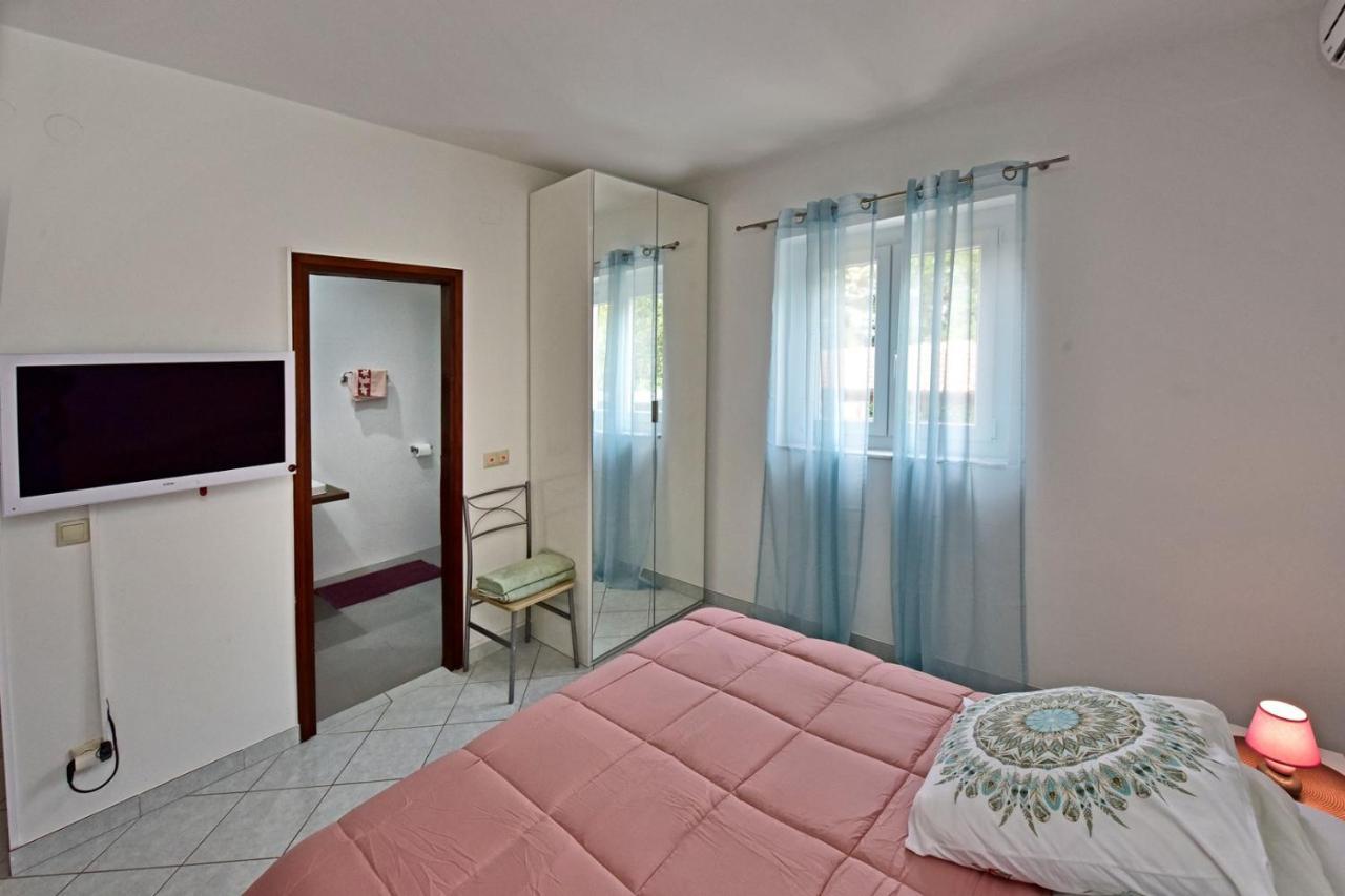 Apartments House Anna For Max 13 Persons In Porec, Pet Friendly Exterior photo