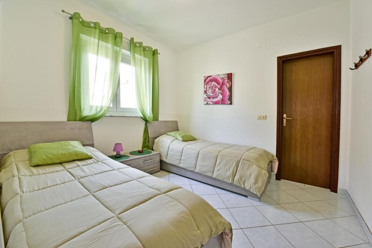 Apartments House Anna For Max 13 Persons In Porec, Pet Friendly Exterior photo