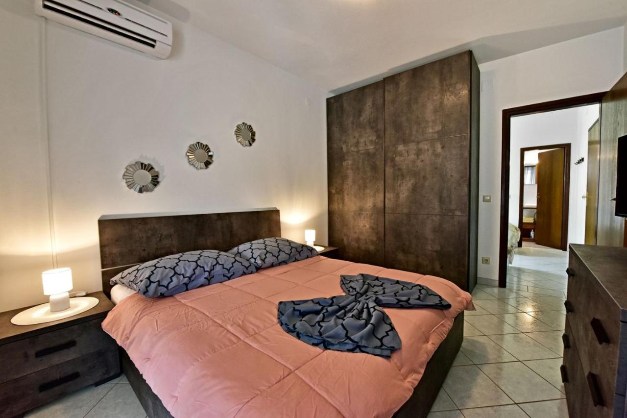 Apartments House Anna For Max 13 Persons In Porec, Pet Friendly Exterior photo