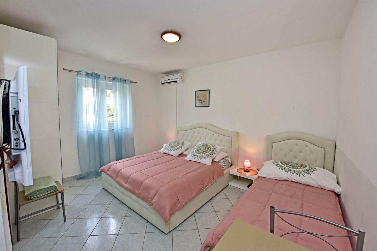 Apartments House Anna For Max 13 Persons In Porec, Pet Friendly Exterior photo